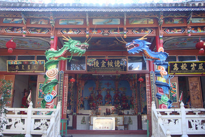a couple of dragons at the entrance to a temple