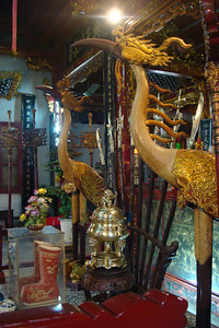 Taoists temples often have statues of a crane standing on a turtle