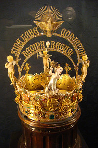 the angel's torso on this crown is the world's largest pearl