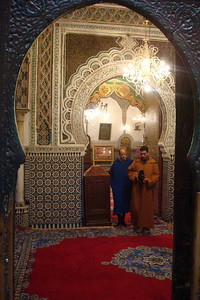 peering into the Kairaouine Mosque