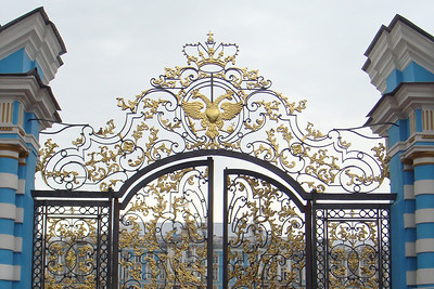 the gate at the entrance to Catherine's Palace