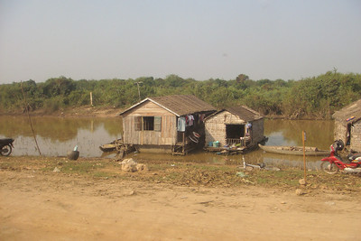 a floating house on the side of the road