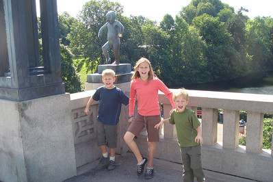 mimicking the Vigeland statues at Frogner Park