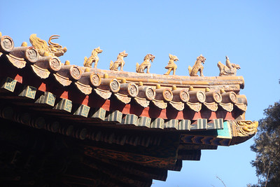 the number of animals on the edge of the roof show the importance of the building